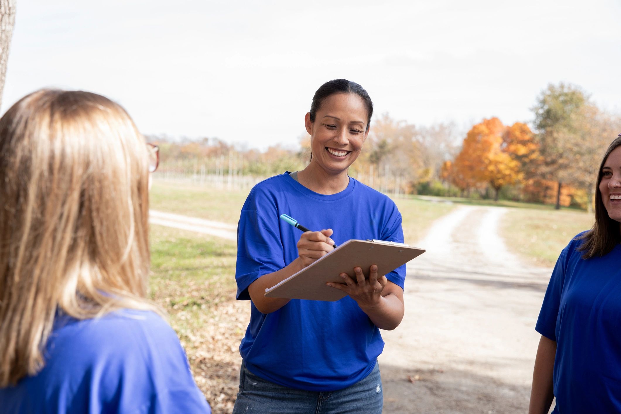Advisor speaking with people at a volunteer sign-up table
